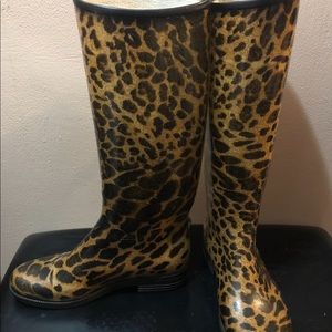 Fun and spunky animal print rain boots. Warm and cozy. Size 8-8.5